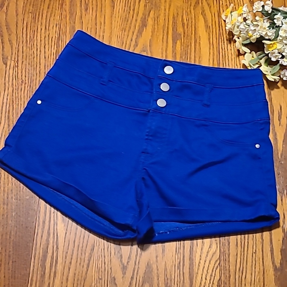 Refuge 3 Button Shorts - Ladies 6